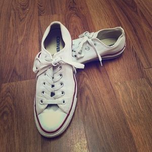 Women’s low top white converse size 7